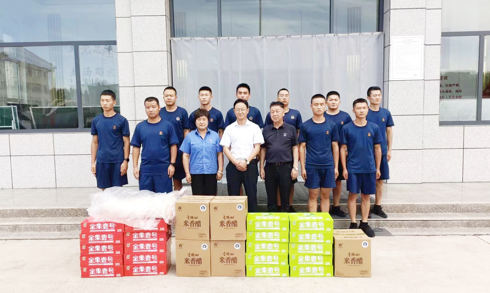 8.1金江副食帶著滿滿的關(guān)懷與誠(chéng)摯的問候,分別前往工業(yè)園區(qū)消防支隊(duì)和崆峒區(qū)消防支隊(duì),向英勇無畏的消防戰(zhàn)士們送上了最真摯的慰問。.jpg